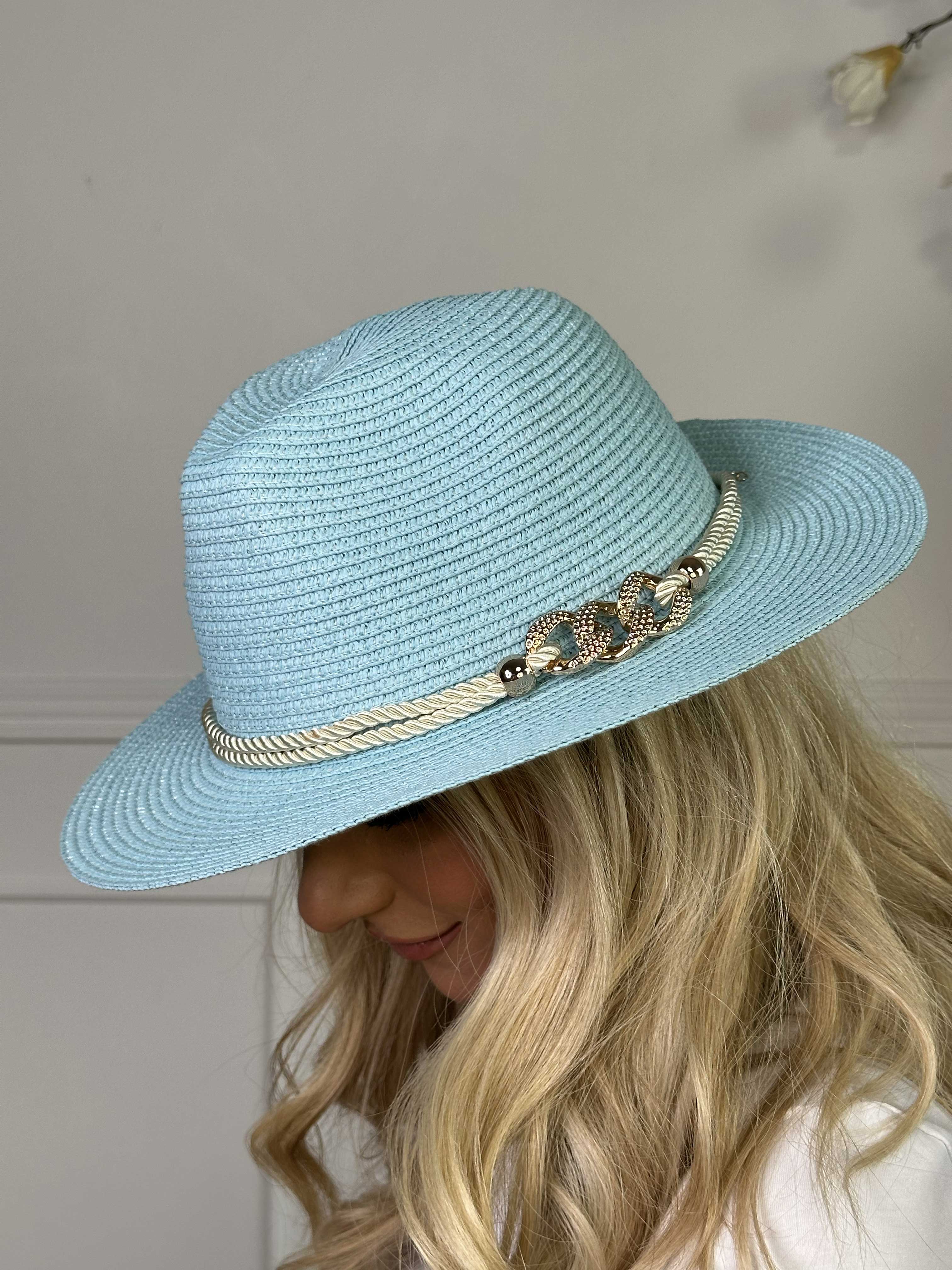 Olivias - Hat med skinnende snor og smykke